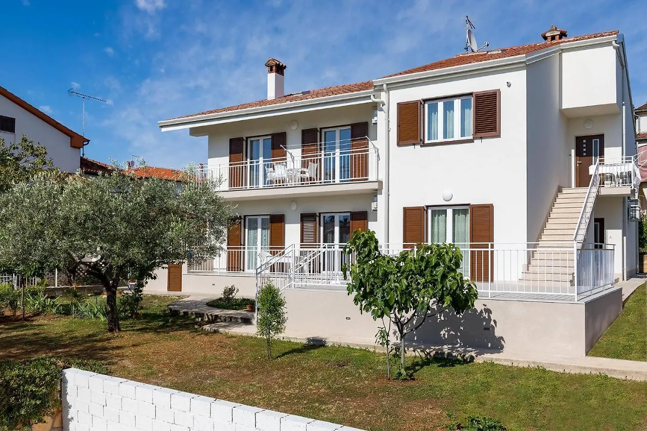 Apartment Helena Near The Beach Porec Croazia